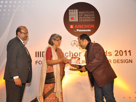 Ms. Meena Mani and Mr. Dinesh Aggarwal Presenting the Award to the participant