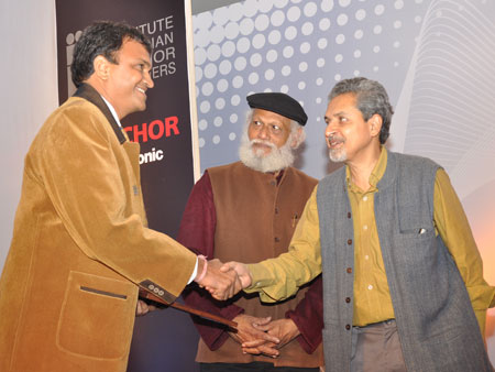 Mr. Jatin Das & Mr. Sanjay Kanvinde awarding the Participant of IIID Anchor Awards